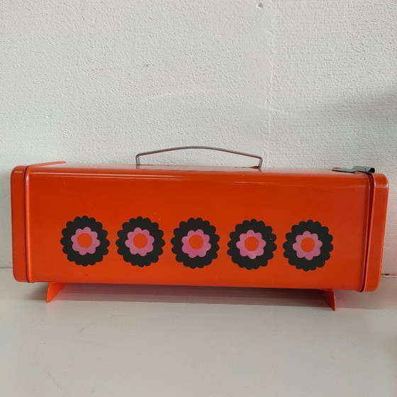 Image 1 of Juego de pulverizador de plantas de plástico Tiger de los años 70 (raro) y lata de almacenamiento/galletas Brabantia