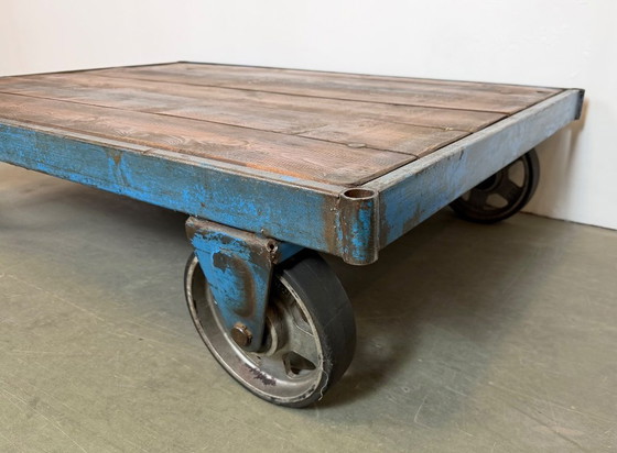 Image 1 of Carrito de mesa de centro industrial azul grande, década de 1960.