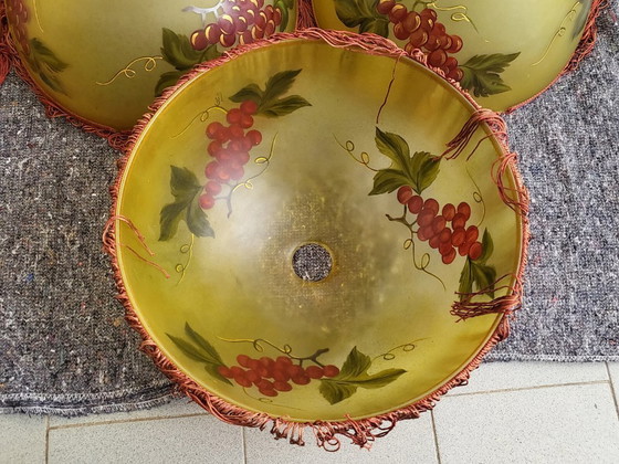 Image 1 of SET DI 10 PARALUMI VINTAGE ANNI '60 IN PASTA DI VETRO CON DECORAZIONE A FORMA DI UVA, BRASSERIE PARIS