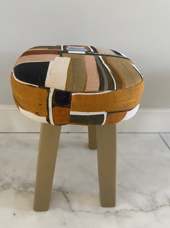 Image 1 of Taburete reciclado con tela de diseño.