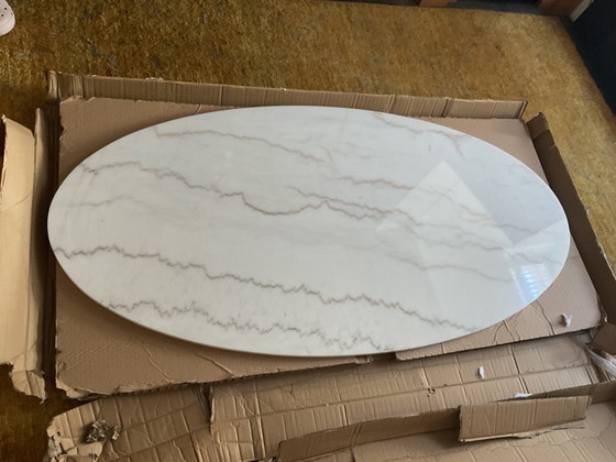 Image 1 of Oval table in white marble