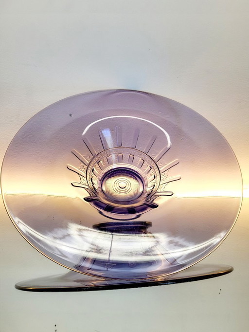Val Saint Lambert Plat Art déco, série Luxval modèle Nymphea, couleur lilas, Belgique Beau plat Art déco dessiné par Cha
