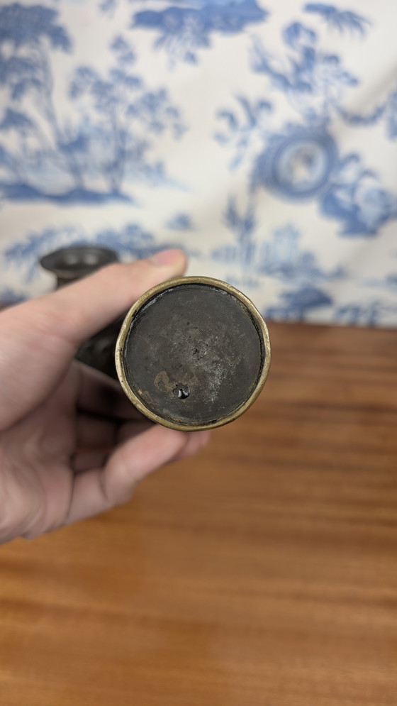 Image 1 of Coppia di vasi giapponesi in bronzo con uccelli in bassorilievo Periodo Meiji (1868-1912)