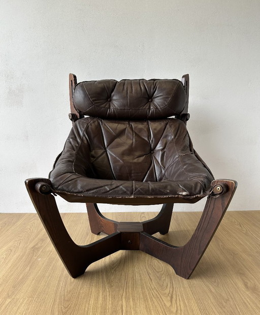 Der Sessel Luna wurde in den 70er Jahren von O. Knutsen entworfen.