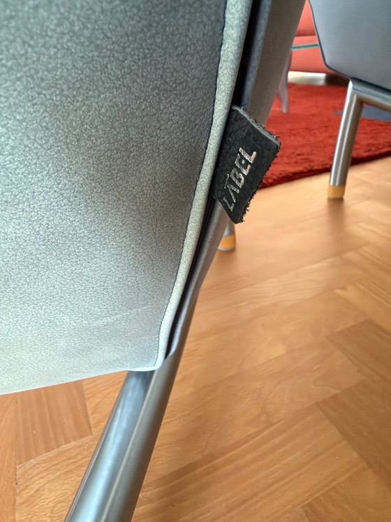 Fauteuils Label, cuir gris-bleu et métal, Modern (photo 5 sur 5)
