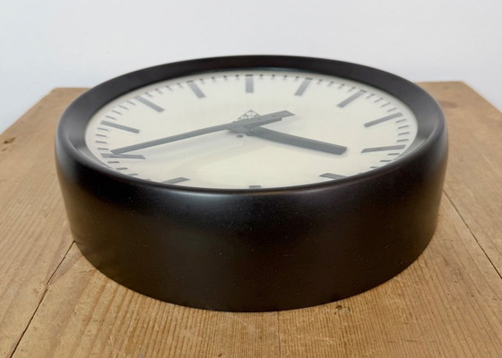 Industrial Bakelite Factory Wall Clock from Pragotron, 1960s – Glass, Plastic (photo 13 of 16)