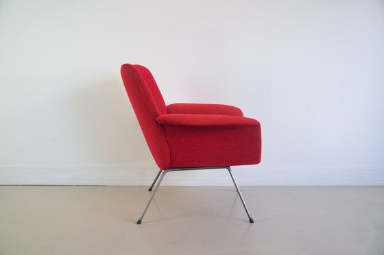 Image 1 of poltrona rossa con gambe in metallo