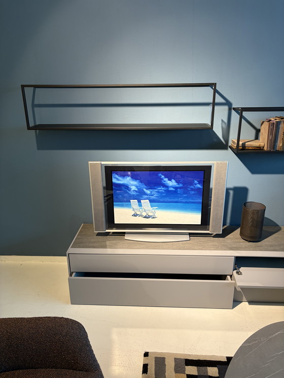 Image 1 of Plataforma de TV mural con estantes de pared