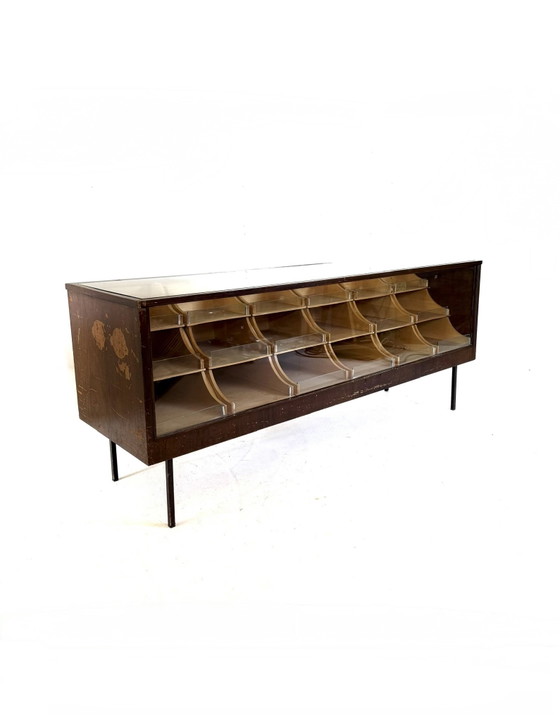Image 1 of Vintage eikenhouten winkelvitrine/toonbank, Duitsland ‘50
