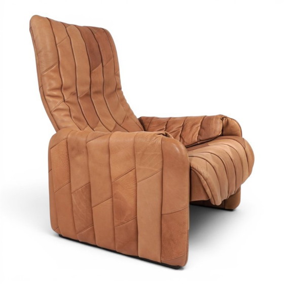 Image 1 of De Sede Ds 50 fauteuil met voetenbank, bekleed met buffelleer en patchwork, 1970