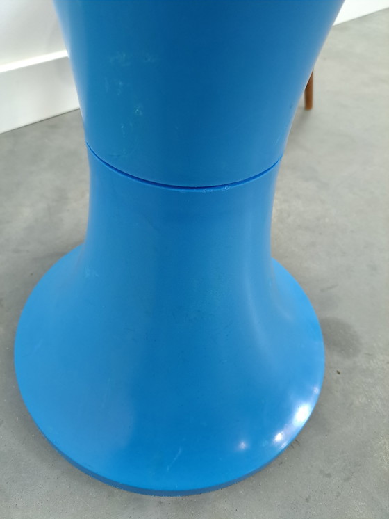Image 1 of Sgabello VEB in plastica blu con bianco n. 2 Vintage