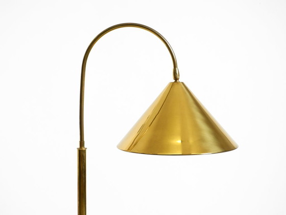 Bella, grande, originale lampada da tavolo in ottone con paralume conico, Mid-Century Modern (photo 9 of 20)