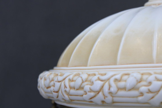 Image 1 of Lampe de table en laiton restaurée des années 1930 avec base en bois et abat-jour en verre