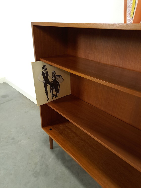 Image 1 of Bibliothèque en placage de noyer Armoire LP avec étagères No. 1