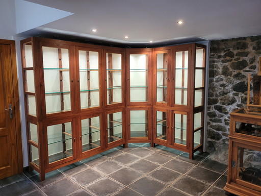 Hoekvitrine in TEAK/TECK met LED spots (d = 50cm en h = 210cm)