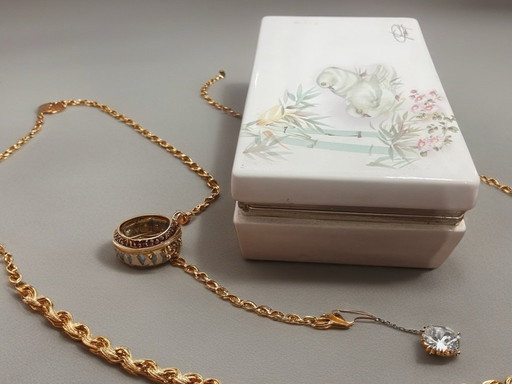 Musical jewelry box (music box) in porcelain