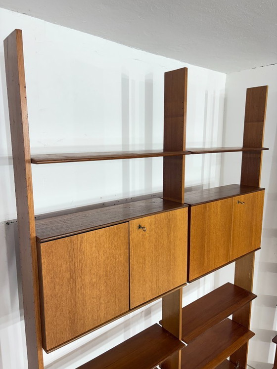 Image 1 of Estantería modular de pared de mediados de siglo de Interna-Peter Pedrides / Sistema de estanterías de teca de la década de 1960