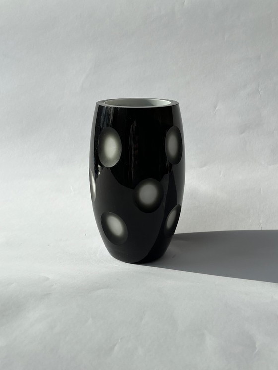 Image 1 of Scandinavisch design - Zwarte glazen vaas met geslepen stippenmotief
