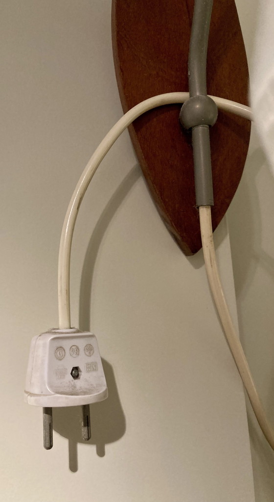 Image 1 of Lampada da parete di metà secolo con paralume in vetro pressato e piastra a muro in legno