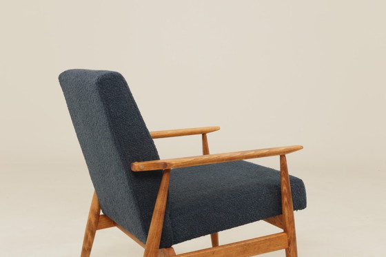 Image 1 of Fauteuil scandinave bleu marine à structure en bois bouclé, design H.Lis