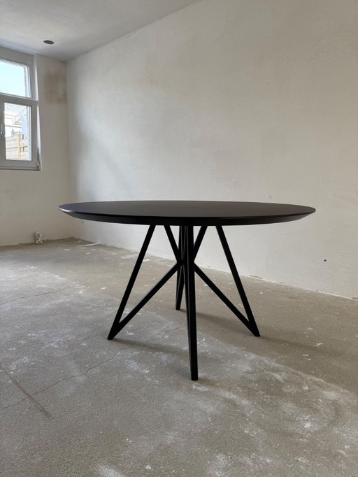 Studio Henk Esstisch mit Butterfly-Fuß