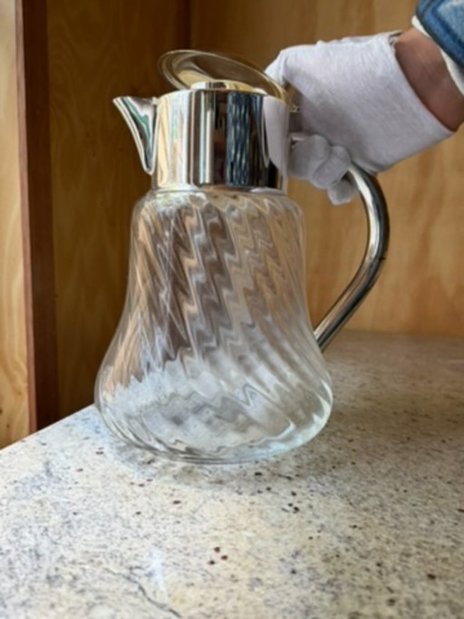 Elegante, handgefertigte Glaskaraffe mit poliertem, silberplattiertem Beschlag – Stilvolle Karaffe im Mid-Century-Stil –