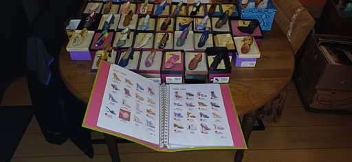 Raine “Just the Right Shoe” collection miniature shoes – approx. 35 pieces with boxes & catalogue