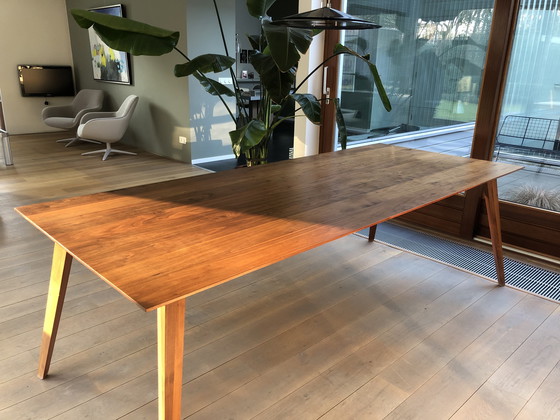 Image 1 of Table de salle à manger en noyer massif huilé