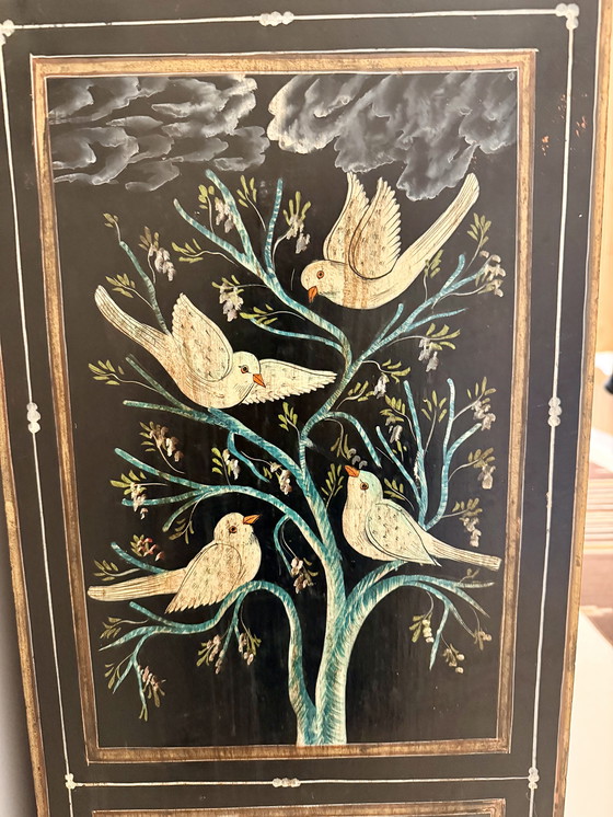 Image 1 of Cassettiera vintage in legno nero, dipinta a mano e riccamente decorata, con 8 cassetti