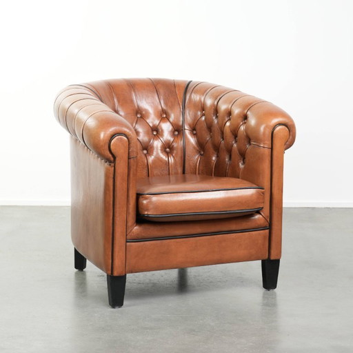 In goede staat verkerende schapenleren chesterfield clubfauteuil in Engelse stijl