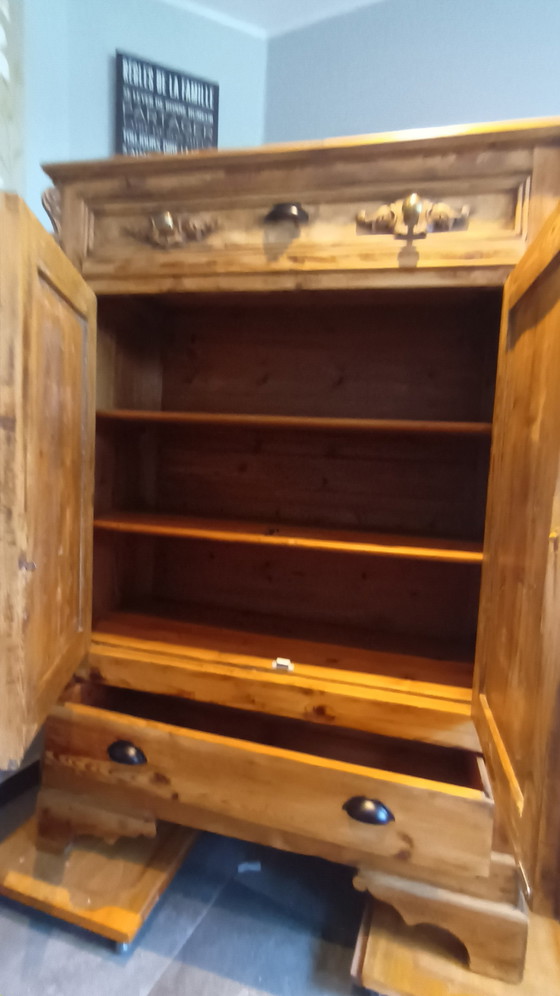 Image 1 of 💥Verfügbar 💥Antiker Kleiderschrank aus Naturholz, einzigartiges, restauriertes Stück