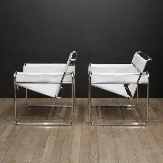 Image 1 of KNOLL International. Ensemble de 2 fauteuils Wassily B3 NEUFS en fourrure blanche douce.