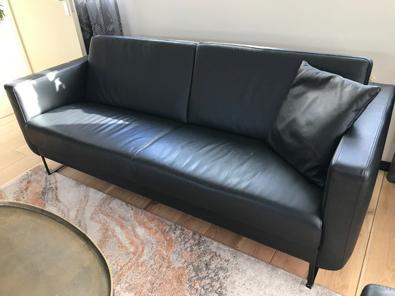 Image 1 of Divano e poltrona Montèl in pelle nera del 2023.