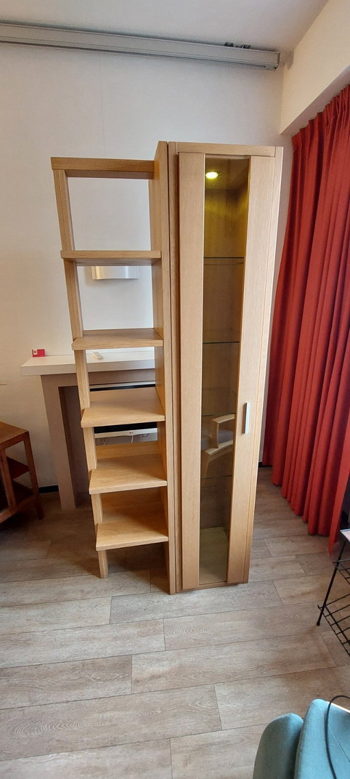 Vetrina con ripiani in vetro e ripiani accoppiati