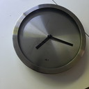 Orologio da parete minimalista di Zack in acciaio inossidabile spazzolato.