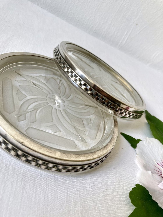 Paar Art-Deco-Flaschenuntersetzer – Sandgestrahltes, graviertes Glas und versilbertes Metall – Frankreich, (photo 4 of 12)