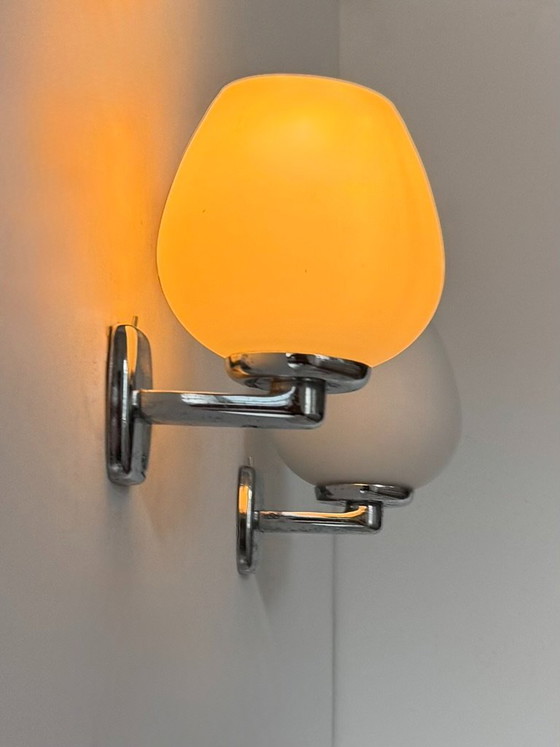 Coppia di applique vintage in metallo opalino e cromato, Francia, 1970. – Glass (photo 6 of 6)