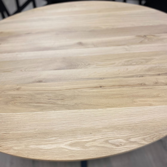 Image 1 of Table de salle à manger Nouvion Yvo Ø130 avec 3 chaises de salle à manger Koinor Essay (ensemble de 3)