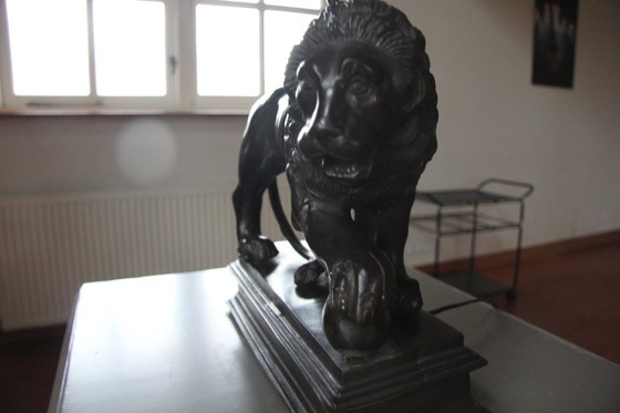 Image 1 of 2 bijzondere vintage tinkleurige tafellampen met leeuwen voet 