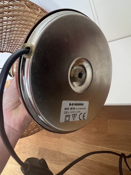 Image 1 of Lampada da tavolo vintage con paralume in rattan e base in vetro - stile boho