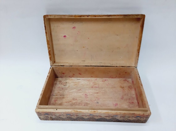 Image 1 of Grande boîte en bois ancienne à pyrogravure