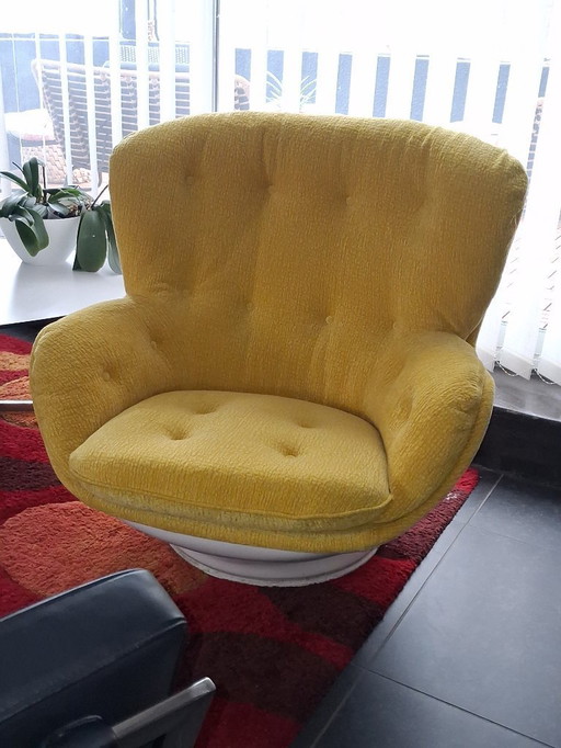 1 vintage Airborne karate chair