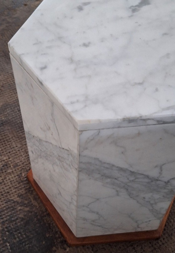 Image 1 of Tavolino laterale con piedistallo monolitico esagonale in marmo di Carrara italiano