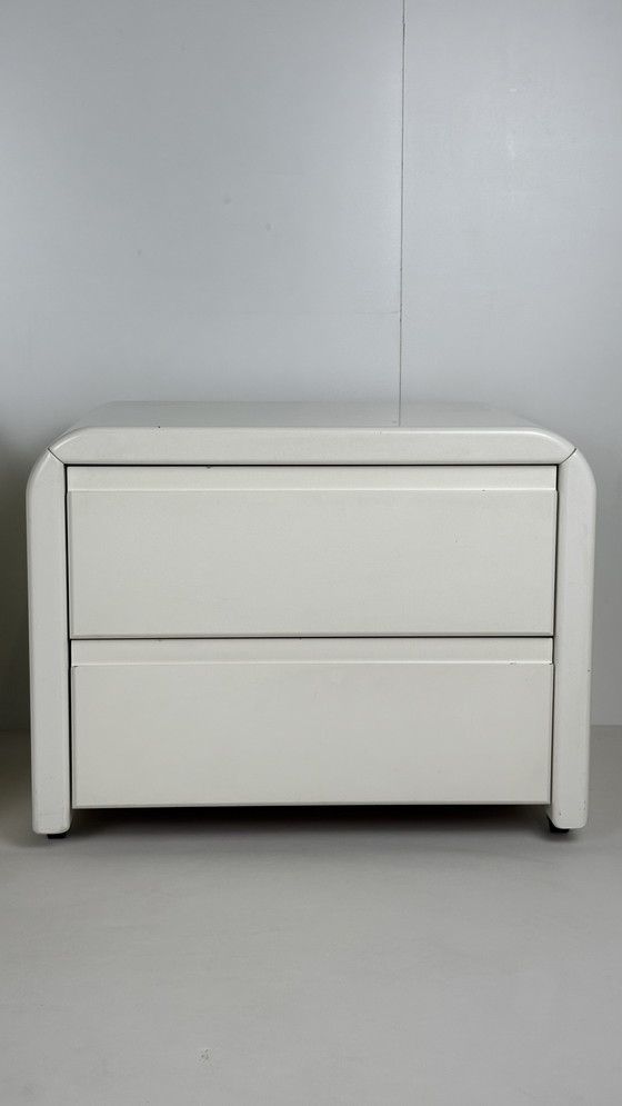 Image 1 of 2 comodini vintage in legno massiccio Space Age bianco con cassetti su rotelle