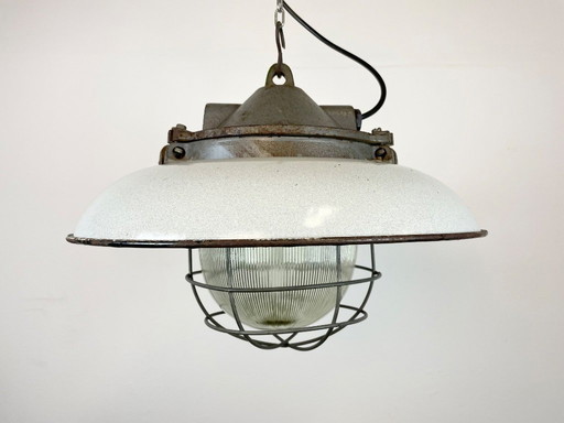 Industriële grijze geëmailleerde fabriekskooi hanglamp van gietijzer van Zaos, jaren 60.