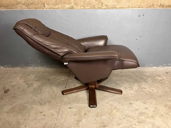 Image 1 of Fauteuil pivotant vintage en bois et cuir Hjort Knudsen