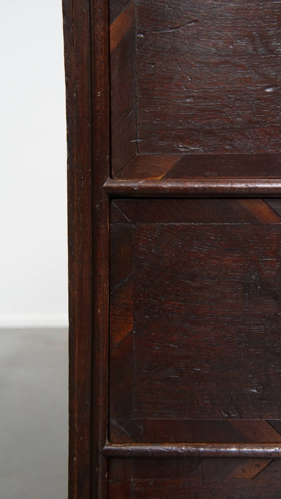 Image 1 of Englische antike Kommode aus Eiche mit Intarsien aus verschiedenen Holzarten