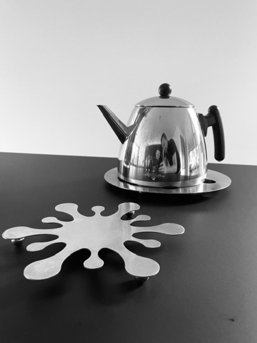 Set of 2 vintage metal coasters – iconic retro design