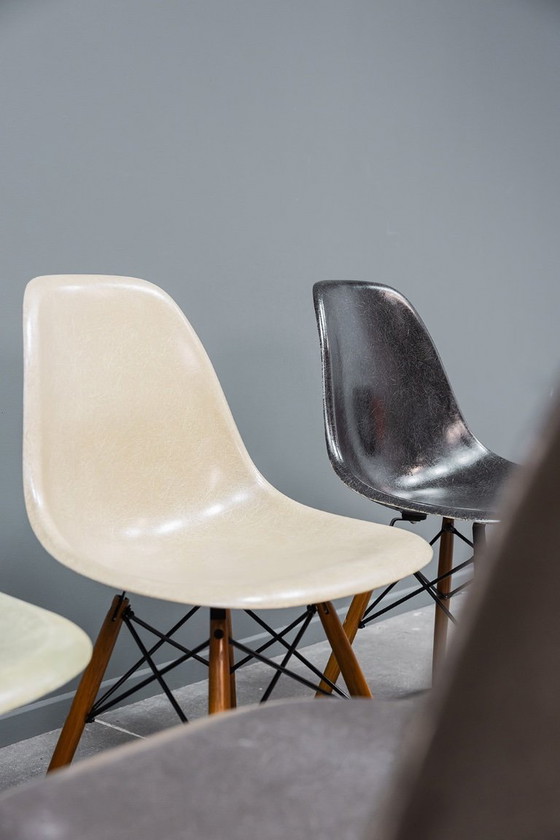 Image 1 of Eames DSW glasvezelstoelen
