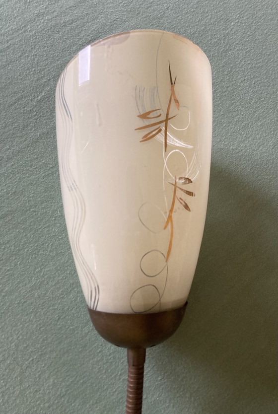 Image 1 of Lampada da parete anni '50 con 2 molle di flessione e paralumi in vetro dipinto a mano